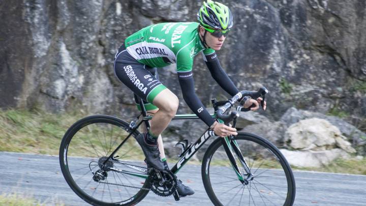 Jon Irisarri prueba el modelo Roubaix de la marca de bicicletas Fuji Bikes, que hoy ha renovado su patrocinio con el Caja Rural- Seguros RGA.