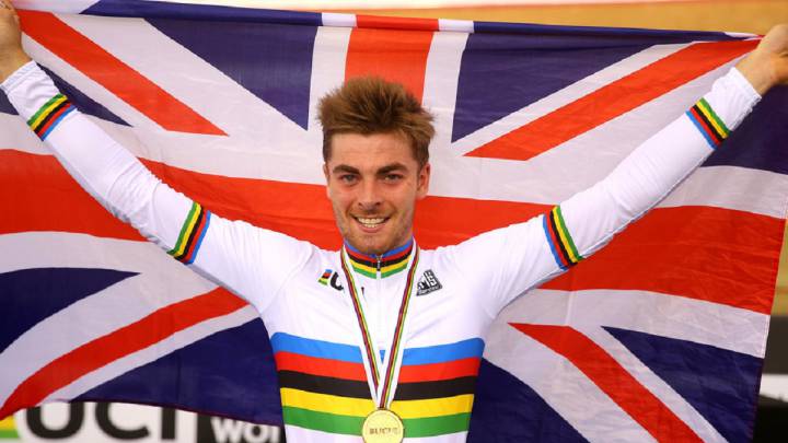 Jon Dibben celebra su título de campeón del mundo de puntuación de ciclismo en pista. En 2017, correrá junto con Chris Froome en el equipo Sky.