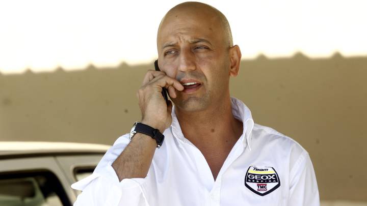 Joxean Fernández "Matxín", habla por teléfono en una imagen de archivo de cuando era director del equipo Geox-TMC.