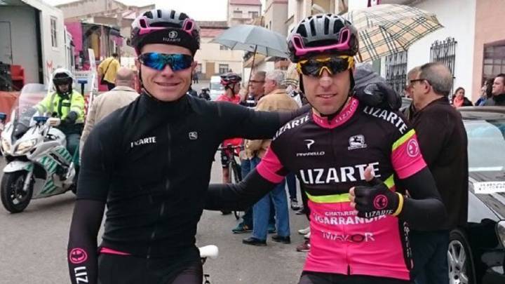 Marcos Jurado y Marcos Rojo posan con el maillot del equipo Lizarte. La próxima temporada ambos correrán como profesionales en el equipo Burgos-BH