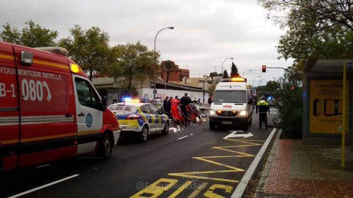 Los servicios de emergencia atienden al ciclista Francisco Javier Cabeza después de que un conductor que dio positivo por alcohol y drogas le atropellase en Sevilla.