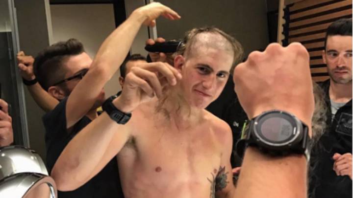 El sprinter español Iván García Cortina muestra su cabello rapado durante la concentración del Bahrain-Merida.