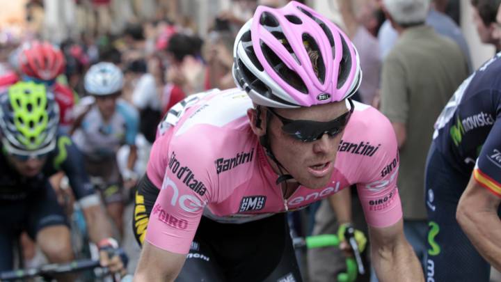 Steven Kruijswijk porta la maglia rosa durante la 18ª etapa del Giro de Italia 2016.