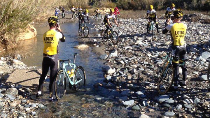 Los ciclistas del Lotto-NL Jumbo se vieron obligados a rodar entre arroyos y terrenos de piedras y grava durante su stage de pretemporada en Almería. 