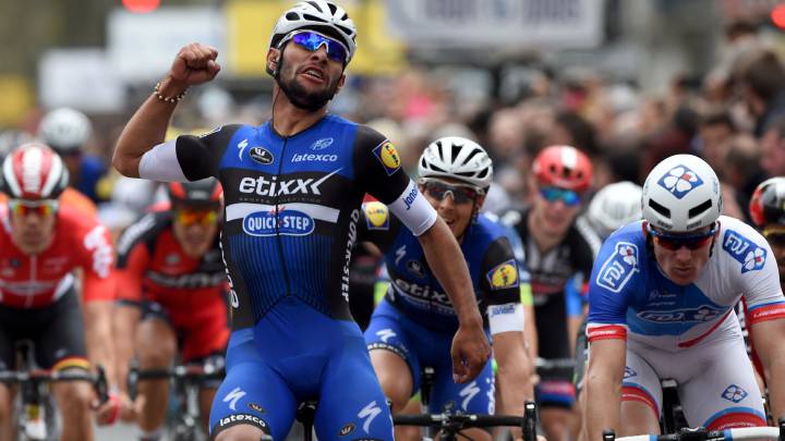 Fernando Gaviria, del Etixx-Quick Step, celebra su victoria en la París-Tours en 2016.