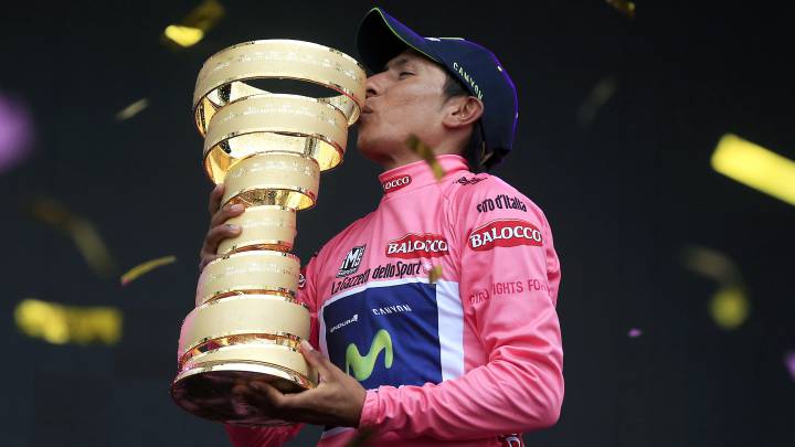 Nairo Quintana besa el trofeo de campeón del Giro de Italia en la edición de 2014.