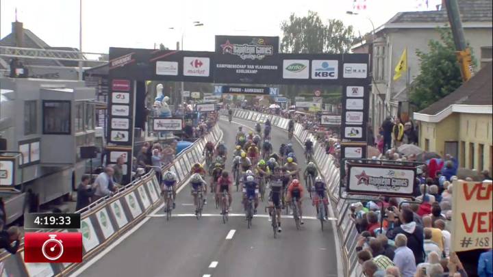 El ciclista belga del Veranda´s Willems Timothy Dupont celebra su victoria en la Kampioenschap van Vlaanderen, el último de sus 15 triunfos en 2016.