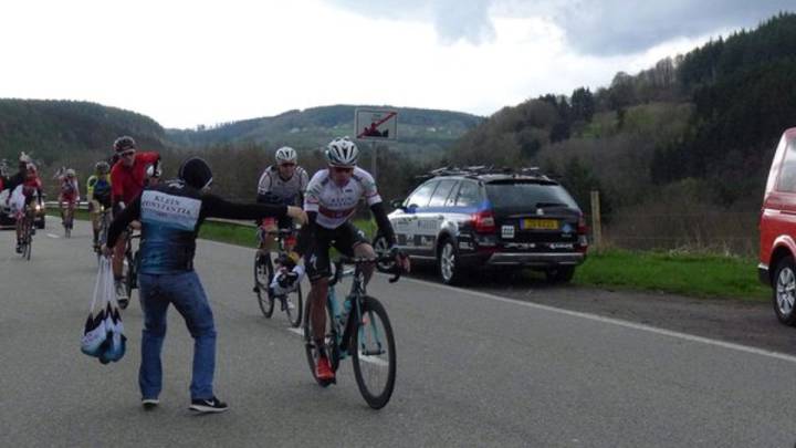 El ciclista Nuno Bico luce el maillot de campeón de Portugal sub-23 con el equipo Klein-Constantia durante una competición.