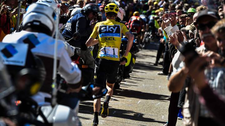 Chris Froome corre a pie por las rampas del Mont Ventoux después de que se le rompiera la bicicleta tras chocar con una moto junto a Richie Porte y Bauke Mollema.