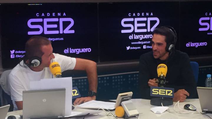 El ciclista del Trek-Segafredo Alberto Contador habla con Manu Carreño durante la entrevista en El Larguero de la Cadena SER.