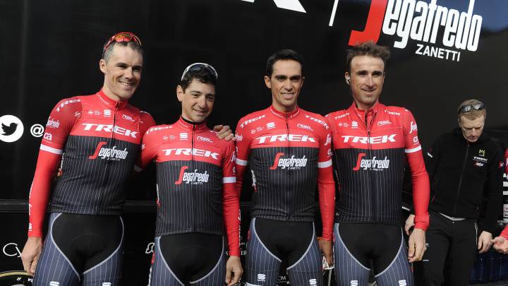 Markel Irizar, Jesús Hernández, Alberto Contador y Haimar Zubeldia posan con el maillot del Trek-Segafredo para la temporada 2017.