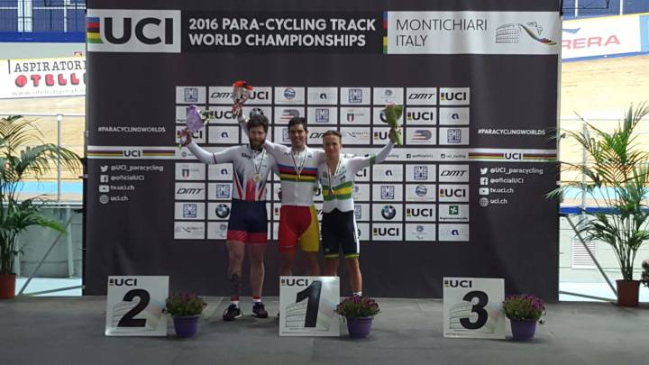 Alfonso Cabello celebra en el podio el título de campeón del mundo de la prueba del kilómetro en los Mundiales de Paraciclismo celebrados en Montichiari, Italia.