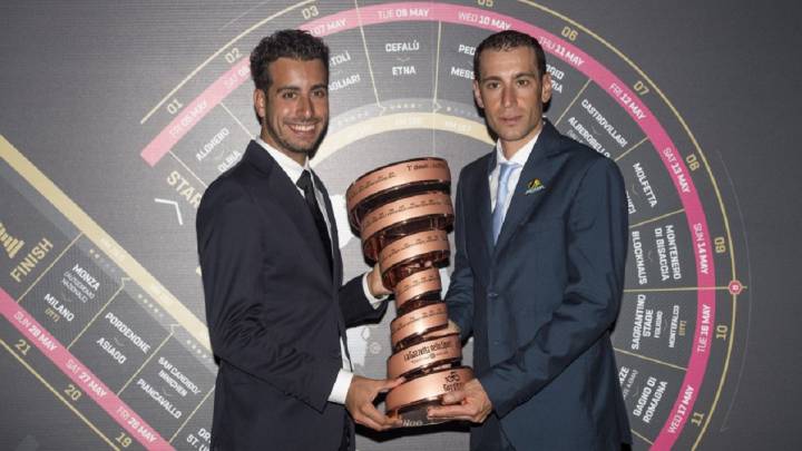 Fabio Aru y Vincenzo Nibali posan con el trofeo de ganador del Giro de Italia en la presentación de la 100ª edición de la ronda transalpina.