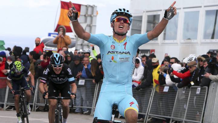 El ciclista muleño Luis León Sánchez (Astana) celebra su victoria en la segunda etapa de la Vuelta al Algarve en el Alto da Foia.