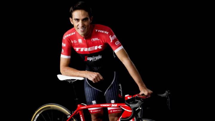 Alberto Contador posa con el maillot del Trek-Segafredo para la temporada 2017.