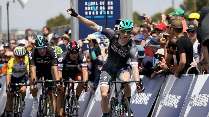 Sam Bennett celebra su victoria al sprint en la Melbourne Race, critérium previo a la Cadel Evans Great Ocean Race de este domingo.