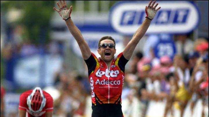 Sergue Baguet celebra su victoria en Montluçon en el Tour de Francia 2001.