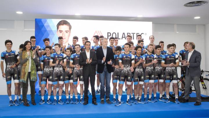 Alberto Contador posa con los chavales de los equipos sub-23 y junior durante la presentación de los equipos de su fundación.