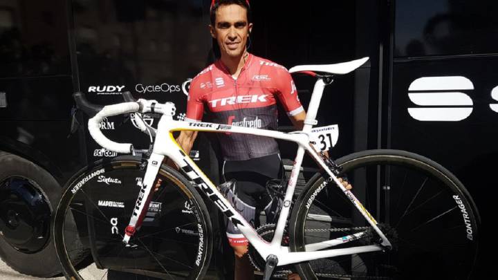 Alberto Contador posa con su bicicleta y con el maillot del Trek-Segafredo antes de tomar la salida en la Vuelta a Andalucía.