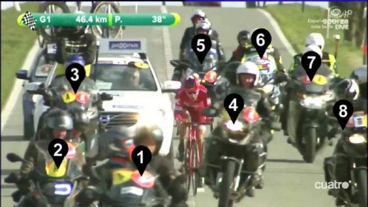 Imagen de un corredor durante la pasada Gante-Wevelgem rodeado de motos mientras rueda. La UCI ha comunicado su primera sanción a una moto de carrera esta temporada en el Tour de Omán para evitar incidentes como los ocurridos el año pasado.