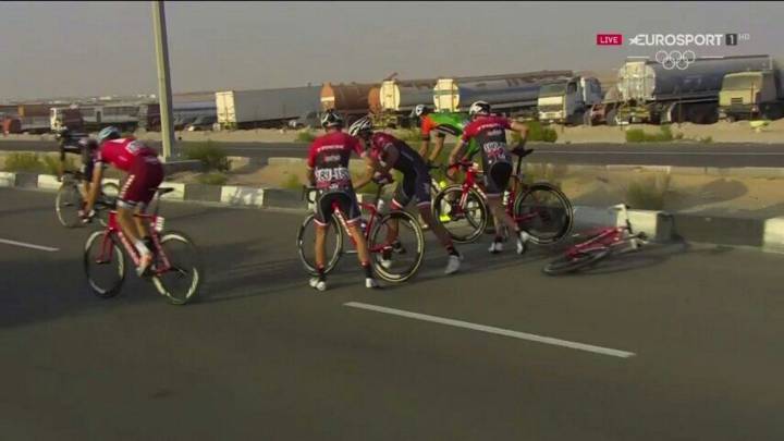 Contador se cae y Cavendish gana la primera etapa