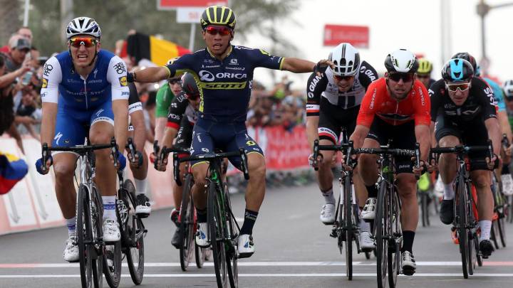 Cadel Ewan celebra la victoria que no fue. Kittel ganó la segunda etapa del Tour de Abu Dhabi.