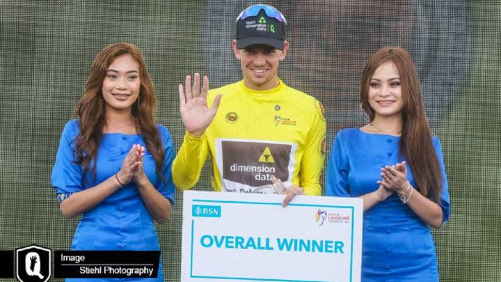 El ciclista del Dimension Data Ryan Gibbons posa con el jersey amarillo de ganador de la general del Tour de Langkawi.