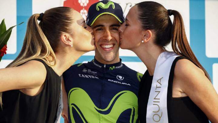 Las azafatas besan a Jonathan Castroviejo tras la victoria del ciclista vizcaíno en la contrarreloj de Sagres durante la pasada Vuelta al Algarve.