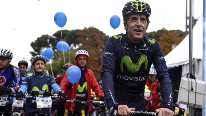 Pedro "Perico" Delgado posa con el maillot del Movistar antes de participar en el Día de la Bicicleta en Madrid.