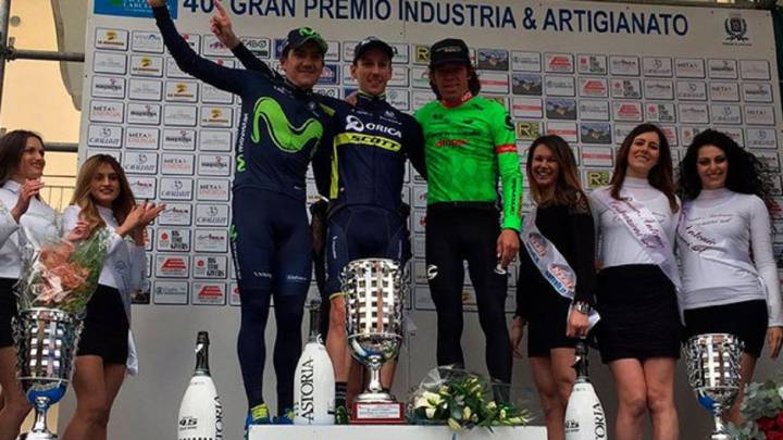 Richard Carapaz posa junto a Adam Yates y Rigoberto Urán en el podio del Gran Premio Industria & Artigianato, donde el ecuatoriano finalizó en segunda posición.