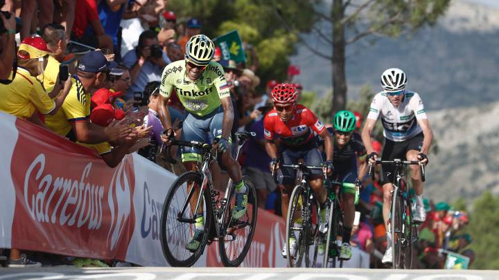 Alberto Contador, Nairo Quintana y Chris Froome ruedan en la llegada en alto a Mas de la Costa durante la Vuelta a España de 2016.