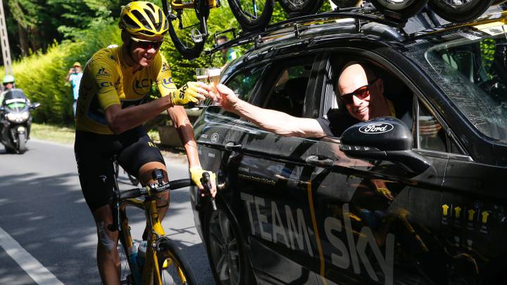 Chris Froome y Sir Dave Brailsford brindan con champán durante la última etapa del Tour de Francia 2016, donde Froome se hizo con la victoria en la clasificación general.