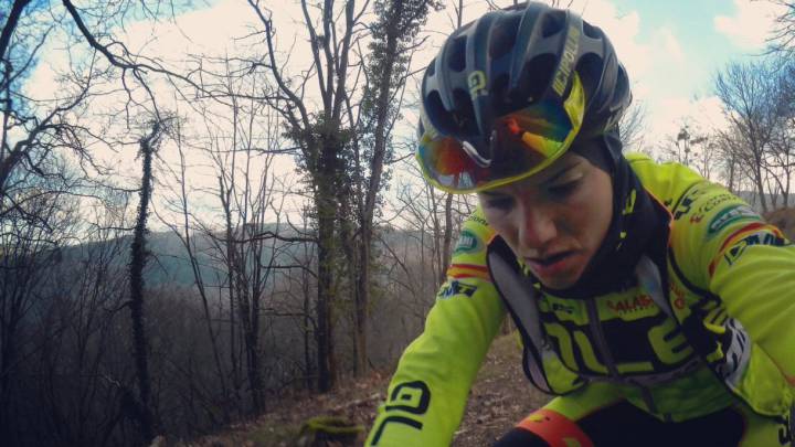 La ciclista guipuzcoana Ane Santesteban rueda durante un entrenamiento con el maillot del equipo Ale Cipollini.
