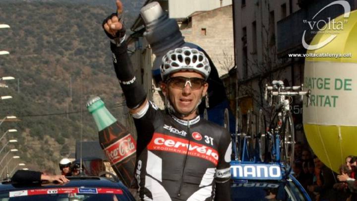 Xavi Tondo celebra su victoria en La Seu d´Urgell durante la Volta a Catalunya 2010. El pelotón ha querido mostrar su homenaje en su Valls natal al corredor, fallecido en 2011 en Sierra Nevada.