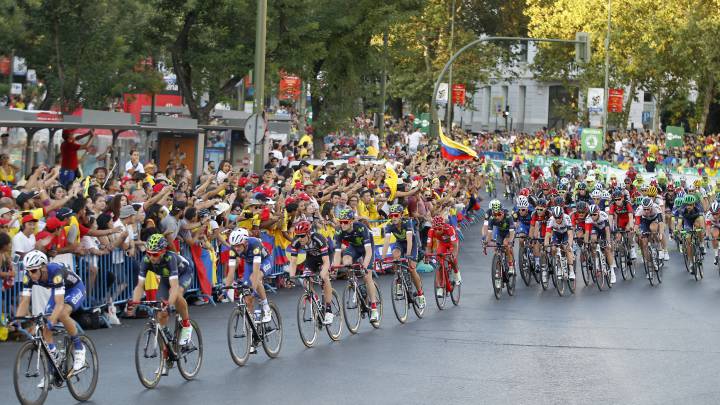 El pelotón rueda por las calles de Madrid durante la última etapa de la Vuelta a España 2016.