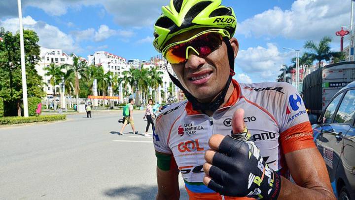 Alex Diniz, uno de los ciclistas suspendidos tras dar positivo, saluda tras una etapa en el Tour de Hainan 2016.