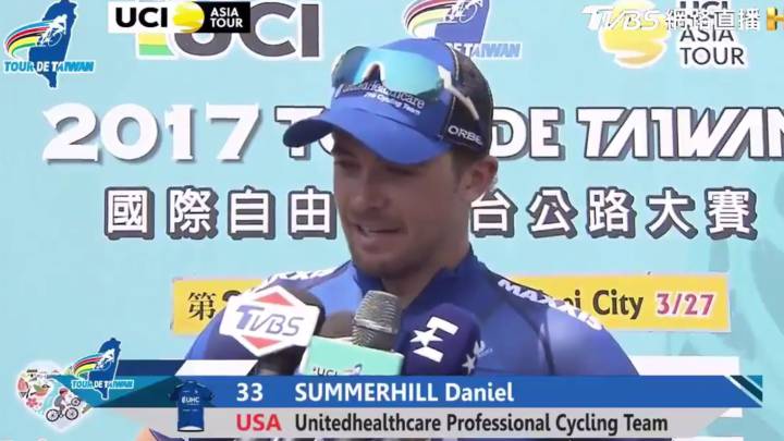 Daniel Summerhill atiende a los medios tras lograr la victoria y el liderato en la tercera etapa del Tour de Taiwán.