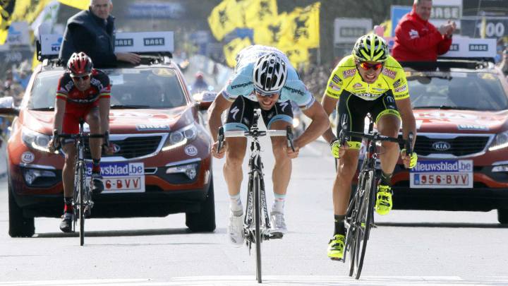 Tom Boonen supera al sprint a Filippo Pozzato y Alessandro Ballan en la llegada de la Ronde Van Vlaanderen-Tour de Flandes de 2012.