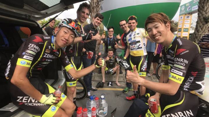 Benjamín Prades celebra el triunfo en el Tour de Taiwán con sus compañeros del equipo UKYO.