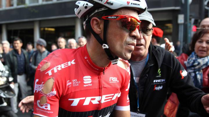 El corredor español del equipo Trek Segafredo Alberto Contador, con su maillot rasgado tras sufrir una caída en la cuarta etapa de la Vuelta al País Vasco.