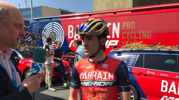 Ion Izagirre atiende a los medios antes de una etapa de la Vuelta al País Vasco.