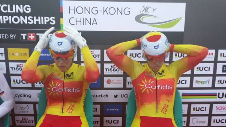 Tania Calvo y Helena Casas, antes de tomar la salida en la prueba de velocidad en los Mundiales de Ciclismo en pista de Hong Kong.
