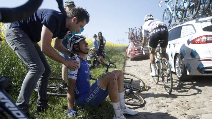 Niki Terpstra se lamenta tras la caída sufrida en la París-Roubaix después de que se le rompiera la suspensión del manillar de su bicicleta.