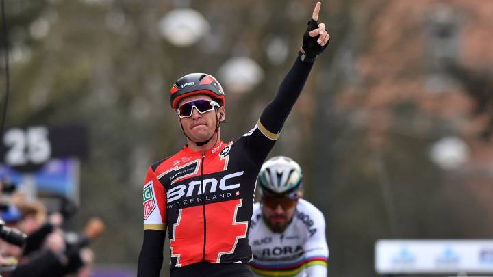 Greg Van Avermaet celebra su victoria en la Omloop Het Nieuwsblad por delante de Peter Sagan.