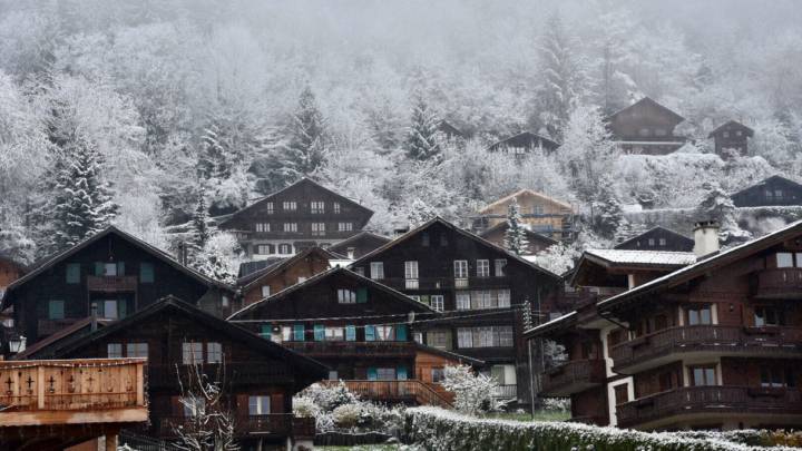 El municipio suizo de Champéry, cubierto de nieve en la jornada de este jueves. La nieve y el frío obligaron a adelantar el inicio de la segunda etapa del Tour de Romandia a Aigle, en el kilómetro 22.