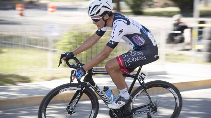 Chad Young rueda con el maillot del Axeo Hagens Berman durante el Tour of the Gila.