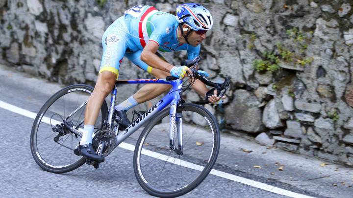 Vincenzo Nibali realiza un descenso con el maillot del Astana.