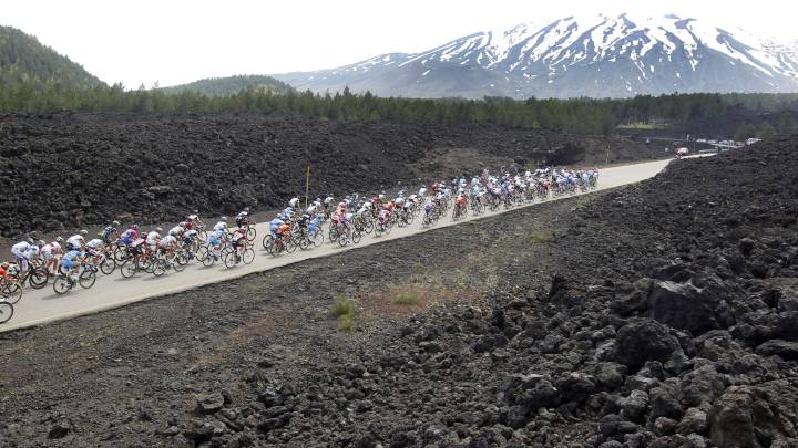 El pelotón rueda camino del Etna en el Giro de Italia 2011.