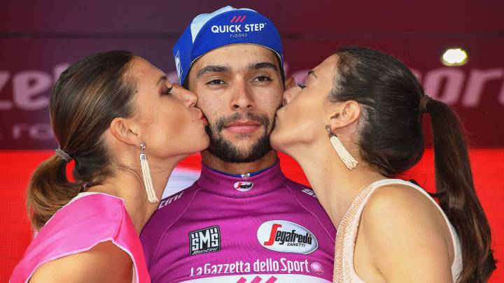 Fernando Gaviria recibe el maillot de la regularidad del Giro de Italia 2017.