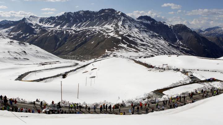 Imagen del Passo dello Stelvio cubierto de nieve en el Giro de Italia 2012.